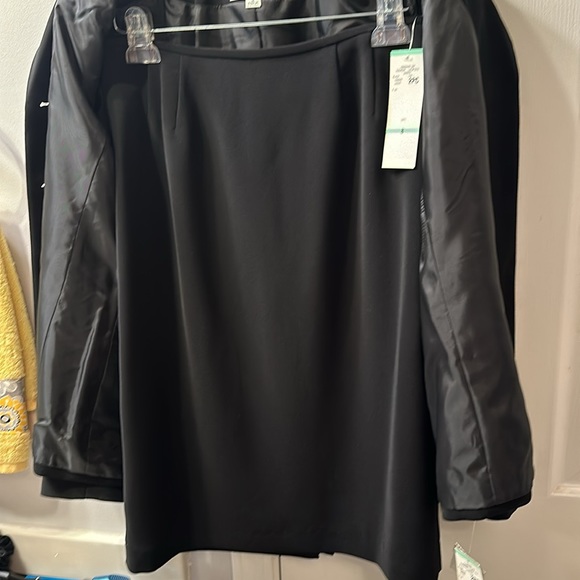 Collections for Le Suit - 2 Piece Black 3 Button Suit. Size 8. Brand New. - Picture 5 of 5